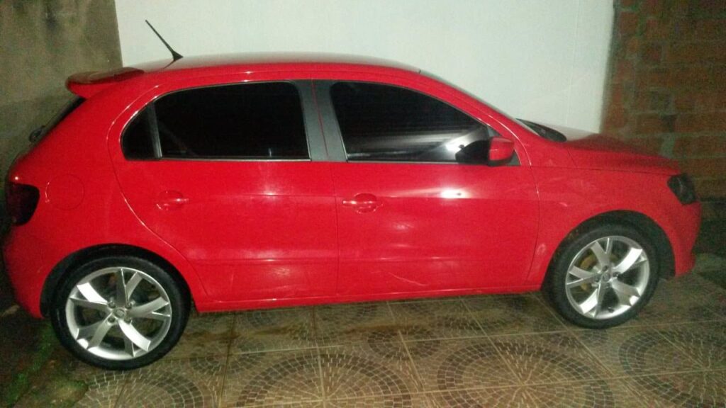 Bandidos entram em casa de policial, roubam arma, carro e outros pertences