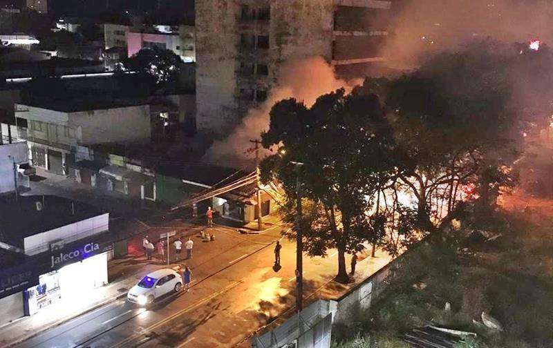 Incêndio de grandes proporções destrói comércios na Capital