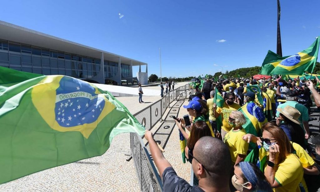 Da rampa do Planalto, Bolsonaro adere a protesto contra Moro, STF e Congresso e diz que chegou ‘no limite’