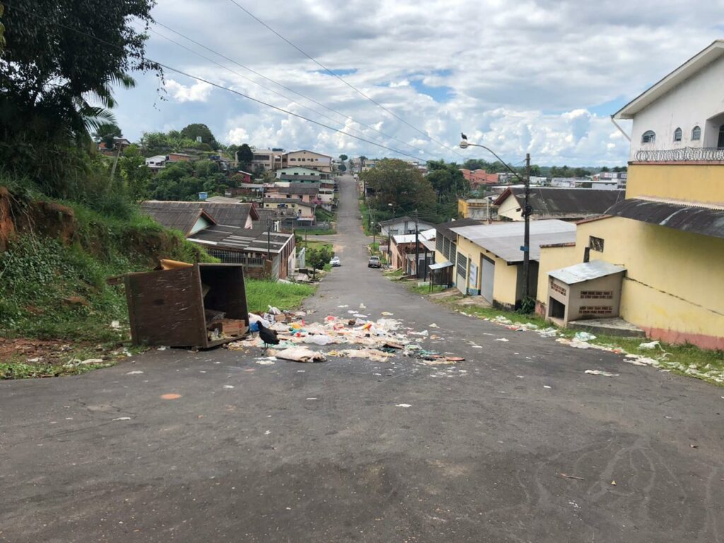 Morador denuncia vandalismo em Cruzeiro do Sul; “Dois homens viraram a caixa de lixo e foram embora”