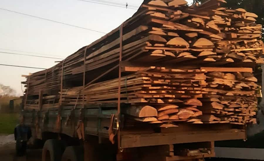 PRF apreende 3 caminhões com madeira irregular, uma espingarda e um veículo no AC