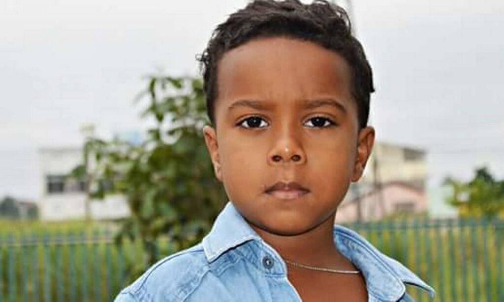 RJ: Menino de 7 anos é morto por bala perdida na porta de casa