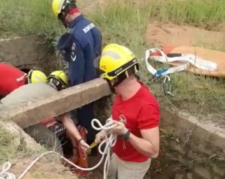 Bombeiros resgatam jovem que foi encontrada dentro de bueiro em Cruzeiro do Sul; assista