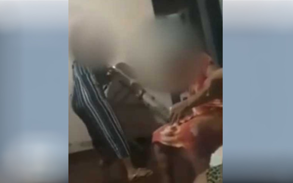 Neta é filmada agredindo idosa de 90 anos para tomar o andador