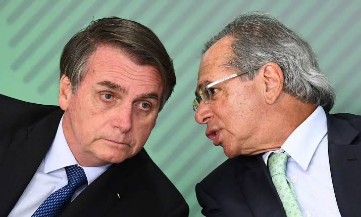 Bolsonaro reduz para R$ 1.067 proposta de salário mínimo, sem aumento real