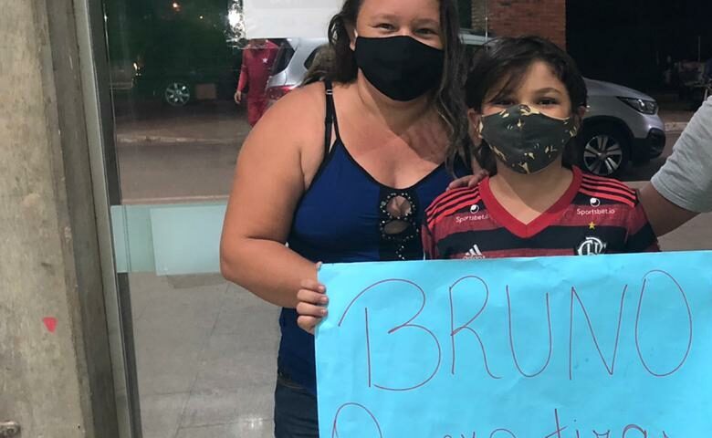 Mãe leva filho de 12 anos para encontrar com goleiro Bruno: “Sonho ser jogador, como ele”