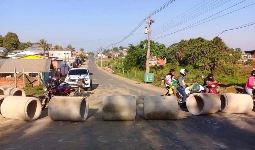 Moradores do bairro Remanso interditam rua que dá acesso ao Porto do Governo