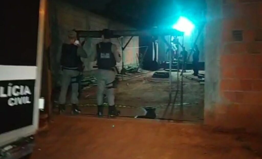 Bandidos tentam assaltar policial e levam a pior; um morre no local e outro vai para o PS em estado gravíssimo