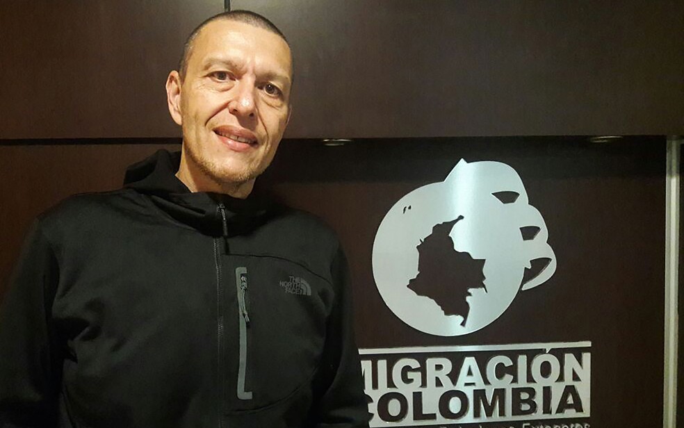 Sobrinho de Pablo Escobar encontra sacola de dinheiro em parede de apartamento na Colômbia