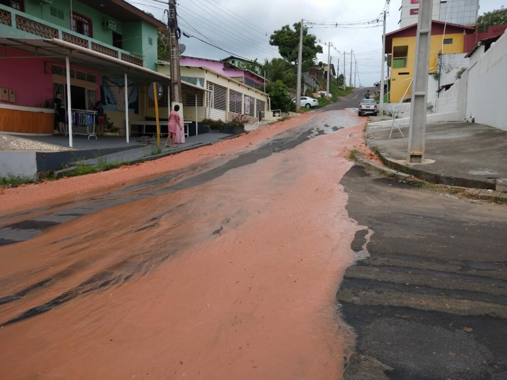 Tubulação de água explode e inunda rua no bairro João Alves; assista