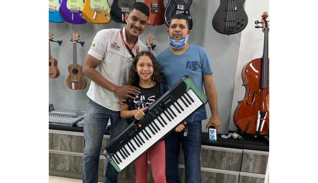 Educação Financeira: Menina de 11 anos junta mesada, investe dinheiro e compra próprio teclado