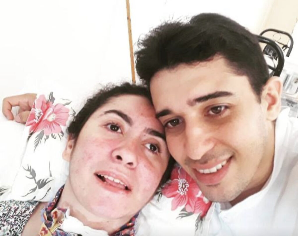 Marido cuida de esposa que ficou em estado vegetativo: “Eu preciso dela”