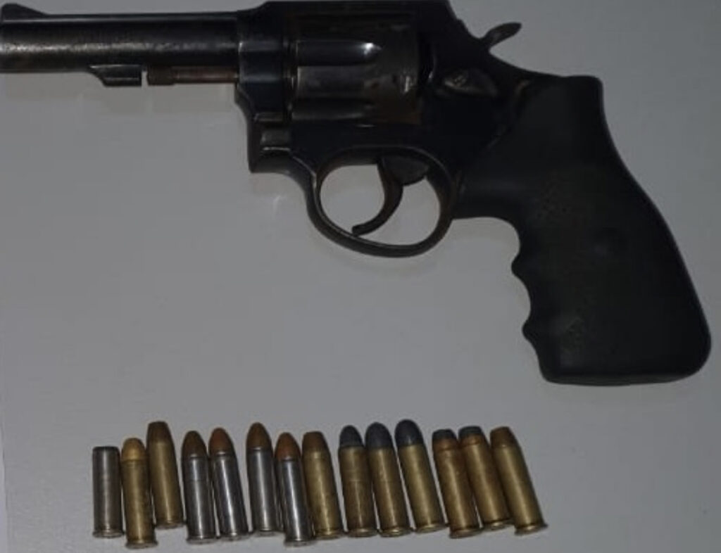 Após perseguição pela BR-364, PRF prende homens com arma e jóias de origem suspeita