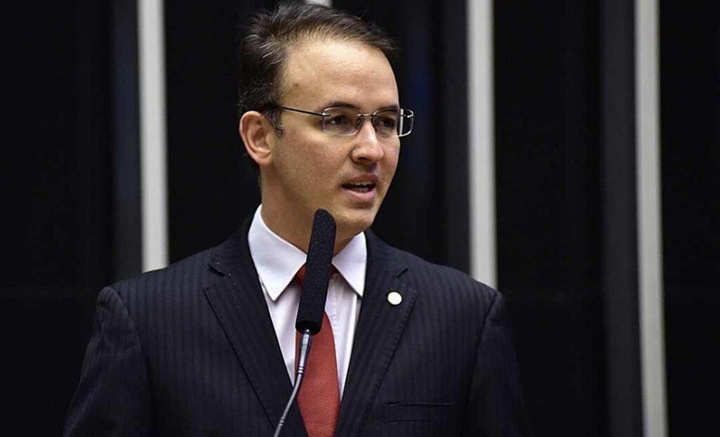 “Vou retornar com a mesma disposição”, diz Léo de Brito sobre mandato de deputado