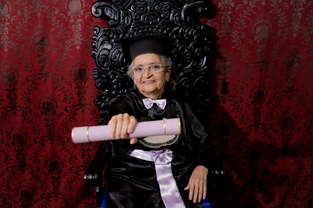 Inspiração: idosa supera limites e conquista diploma aos 69 anos