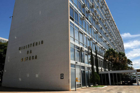 Defesa do Brasil é uma das que mais gastam com salários para militares