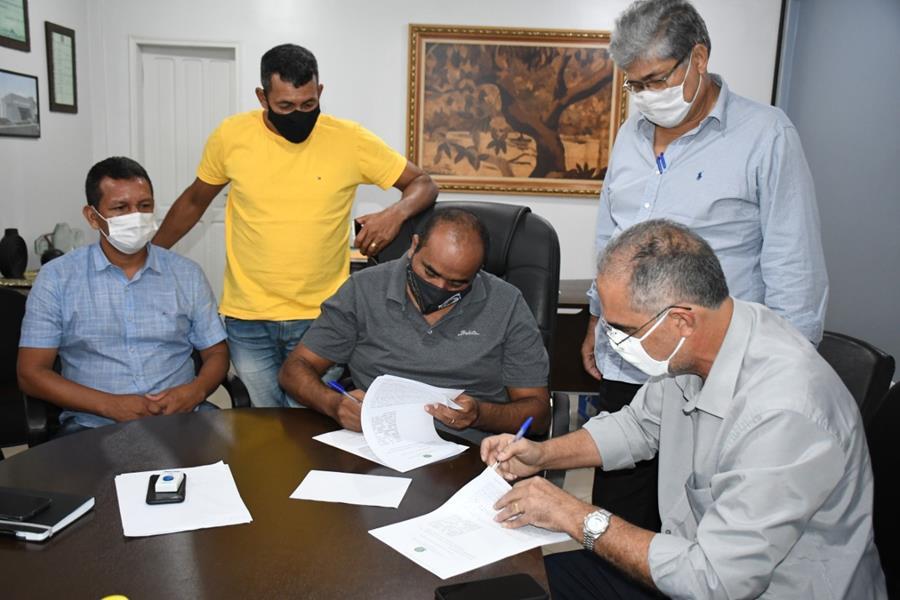 Prefeito Clodoaldo Rodrigues assina termo de Cooperação Técnica com o Incra