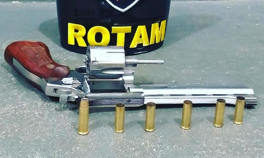 Dois são presos por fazer tiroteio no meio da rua em Cruzeiro do Sul