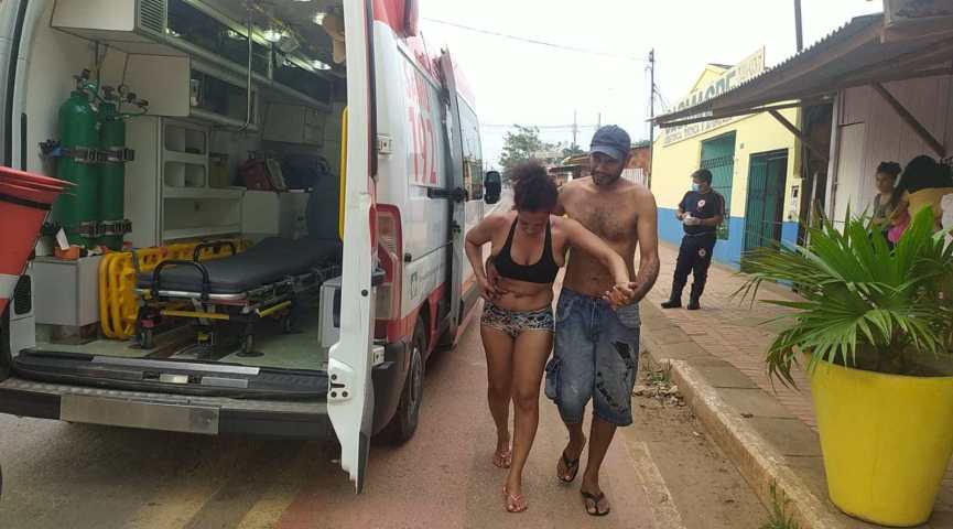 Mulher leva tijoladas e desmaia durante briga por ciúmes da sogra