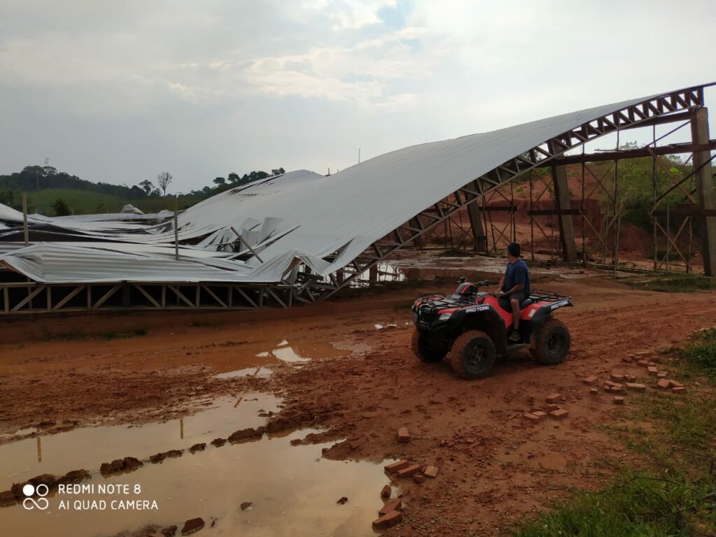 Chuva forte derruba cobertura de quadra poliesportiva em Rodrigues Alves