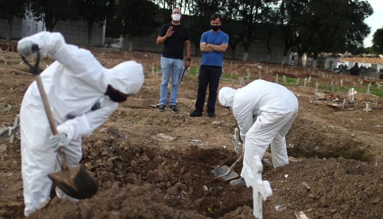 Mortes por Covid-19 no mundo passam de 900 mil, segundo universidade