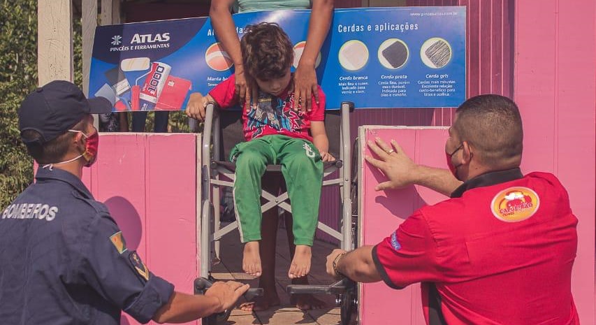 Corpo de Bombeiros em parceria com empresas do setor de tintas realizam entrega de cadeira de rodas à criança especial