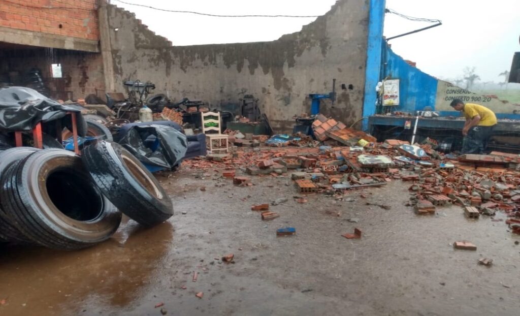 Rajada de vento destrói borracharia na Capital e trabalhador diz: “nascemos de novo”