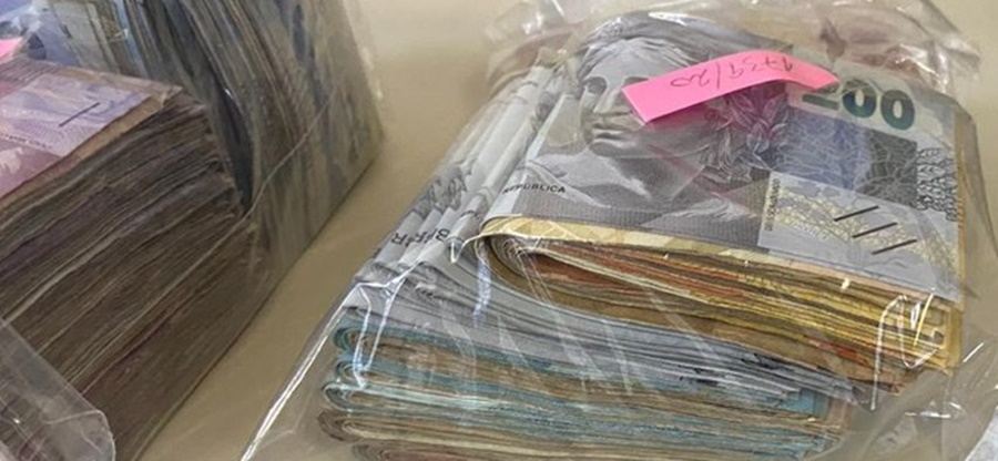 Operação contra roubo de cargas apreende bolo de notas de R$ 200