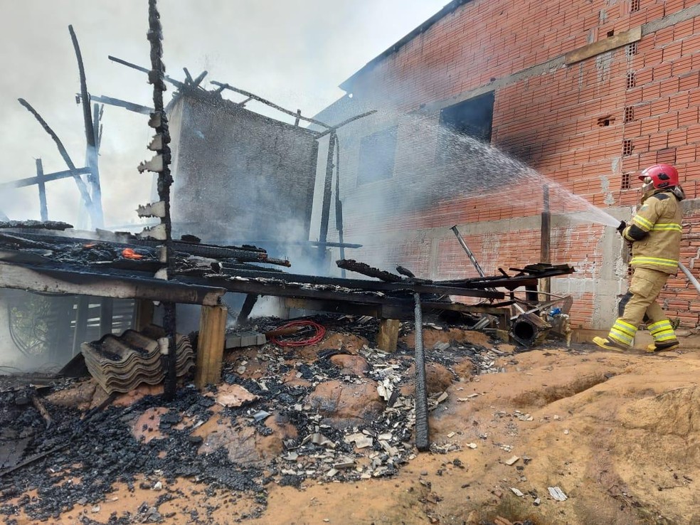 Cruzeirense pede ajuda para reconstruir a casa incendiada pelo próprio irmão