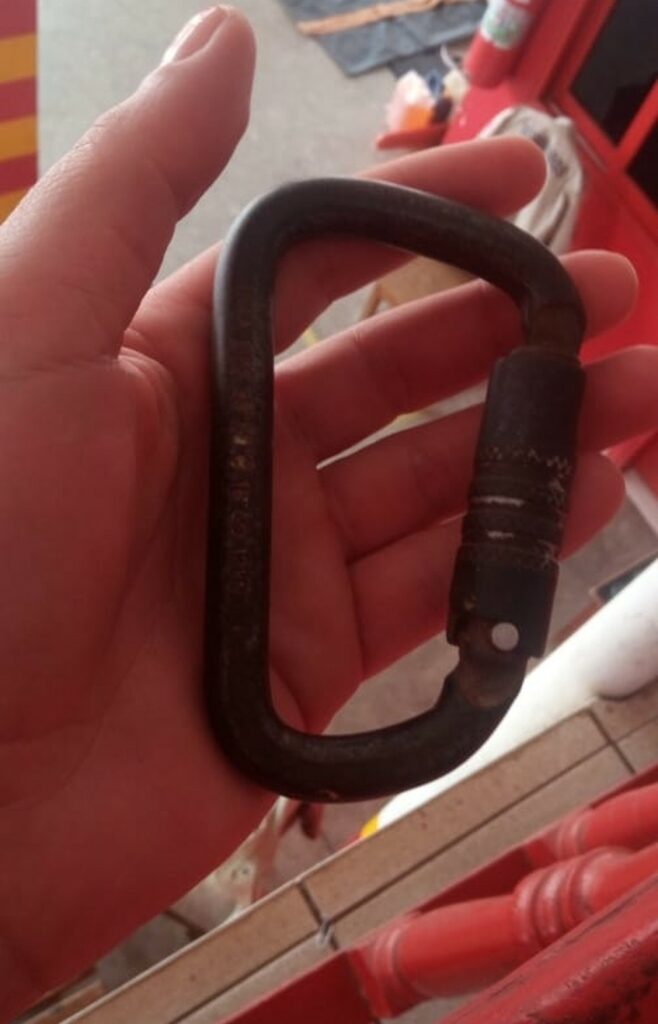 Equipamento usado por jovem que caiu de passarela ao fazer rapel estava em ‘péssimas condições’