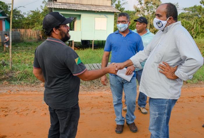 Prefeito Clodoaldo Rodrigues acompanha serviços de abertura de ramais em Cruzeiro do Sul
