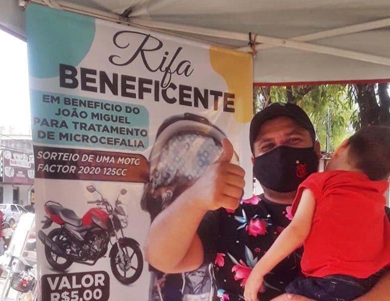 Pai está vendendo rifa para comprar um carro adaptado para se deslocar com filho que tem microcefalia