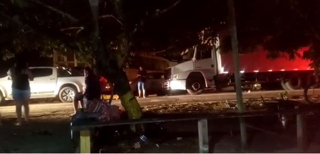 Após 17 horas, manifestantes liberam tráfego na BR-364 no Liberdade. Veja vídeo