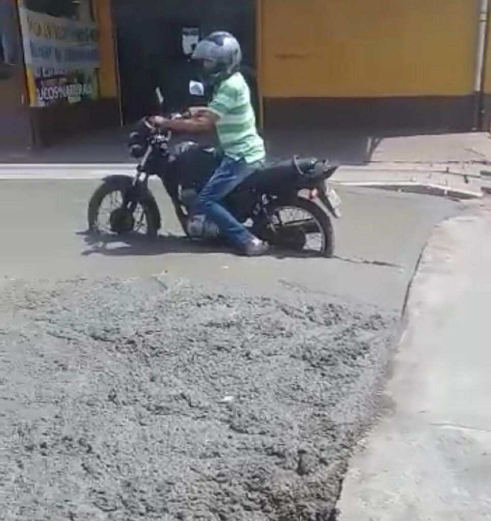 Homem fura bloqueio de obra e fica com moto presa em cimento fresco;