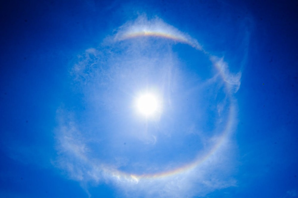 Fenômeno ‘halo solar’ chama atenção no céu de Rio Branco