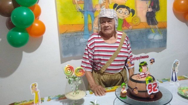 Idoso se veste de Chaves no aniversário de 92 anos e viraliza nas redes: ‘Sou famoso’
