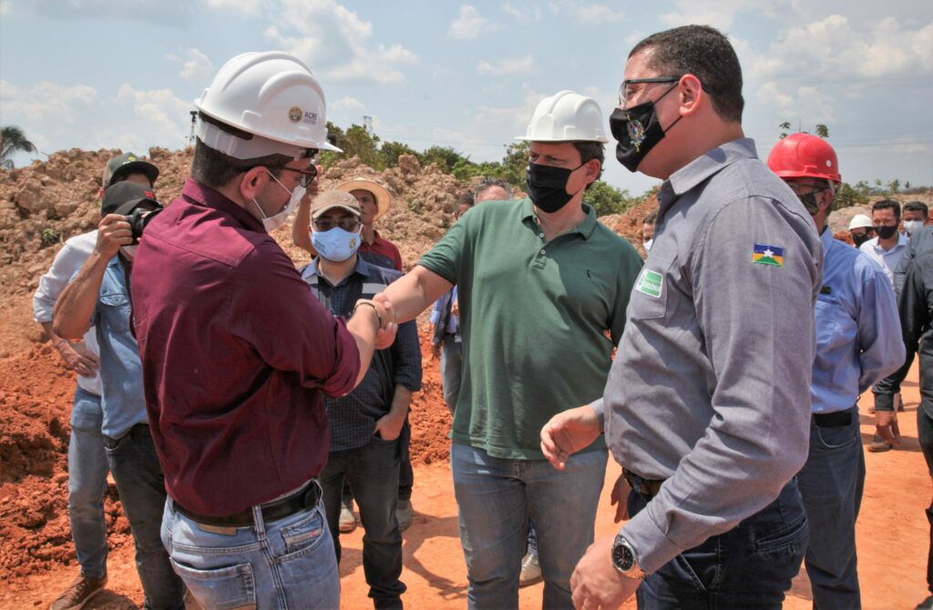 Ao lado dos governadores Gladson Cameli e Marcos Rocha, ministro da Infraestrutura anuncia inauguração da ponte sobre o rio Madeira para dezembro