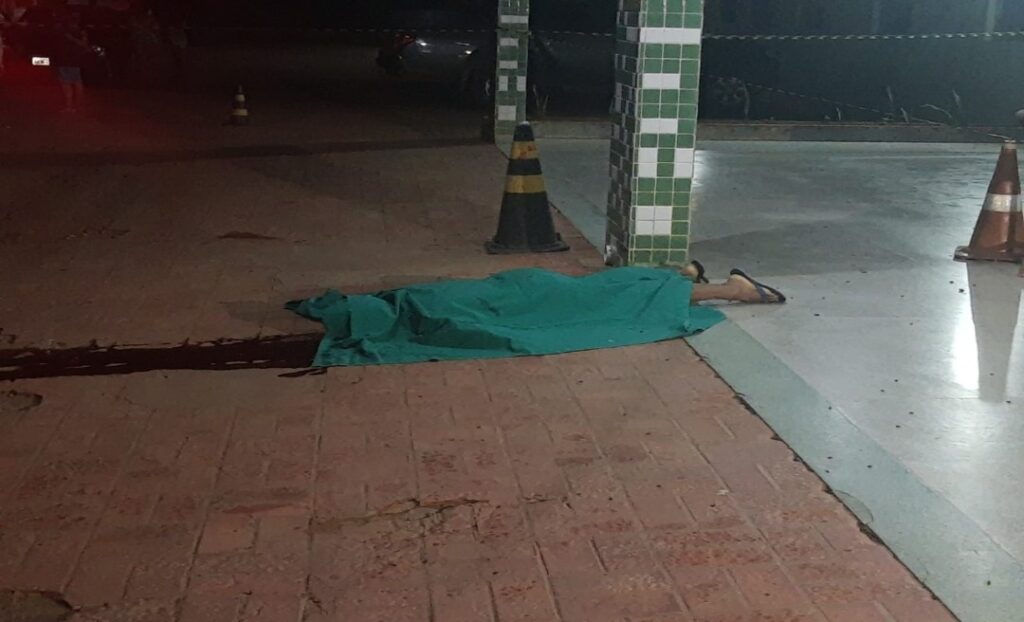 Filho é executado na frente da mãe na porta de hospital no Acre