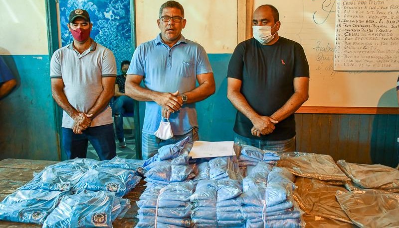 Prefeito Clodoaldo entrega fardamento e EPI’s para servidores do setor de obras