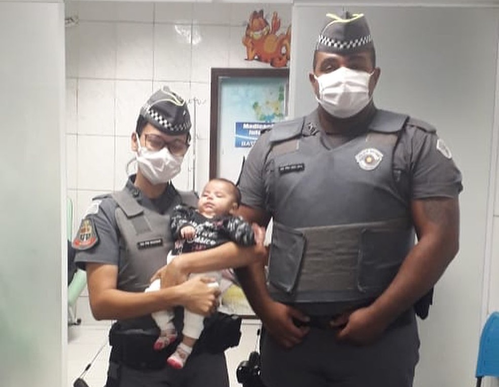 Bebê de 2 meses é salvo de engasgamento duas vezes em 24h por PMs