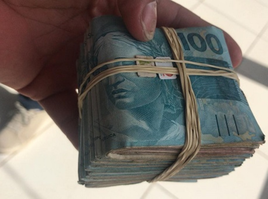 PF e PM prendem dupla com 15 kg de maconha e R$ 15 mil