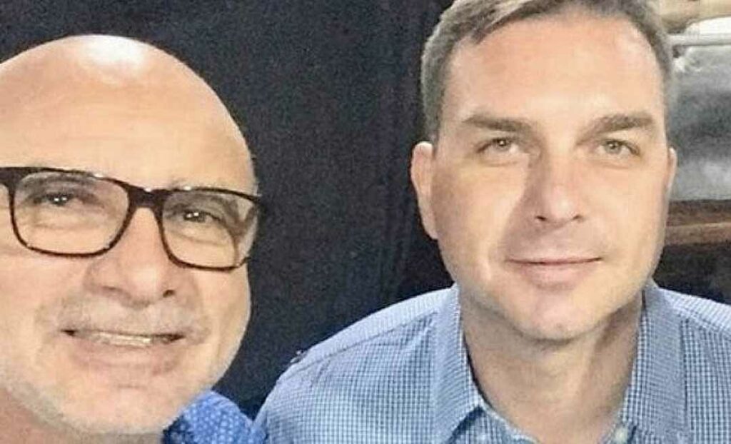 Queiroz admite que houve “rachadinha”, mas tenta livrar o senador Flávio Bolsonaro