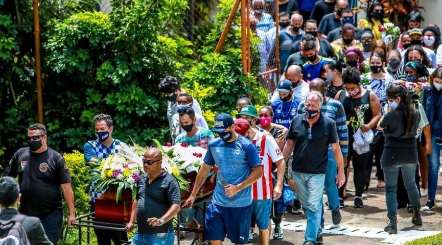 Em enterro de homem morto por seguranças, amigos condenam mercado e pedem investigação