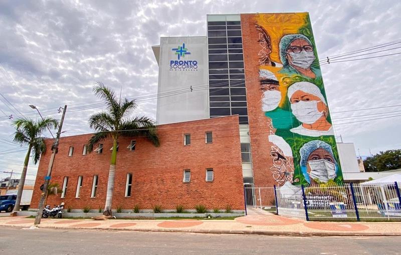 Grafites de mais de 23 m de altura em hospital no Acre homenageiam profissionais da saúde