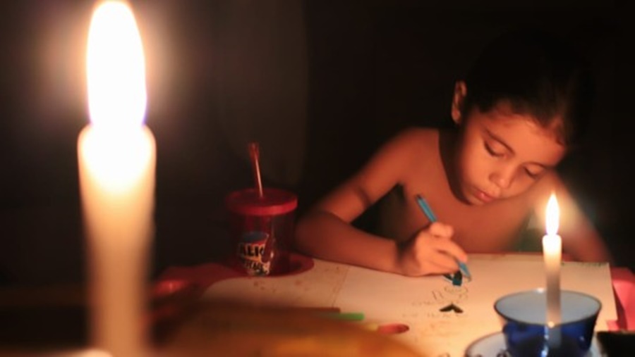 Moradores se viram com velas, não dormem e perdem eletrodomésticos