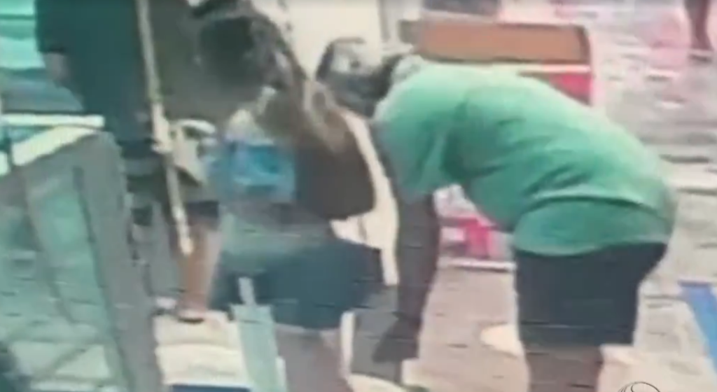 Homem é flagrado tentando tirar foto por baixo de saia de jovem