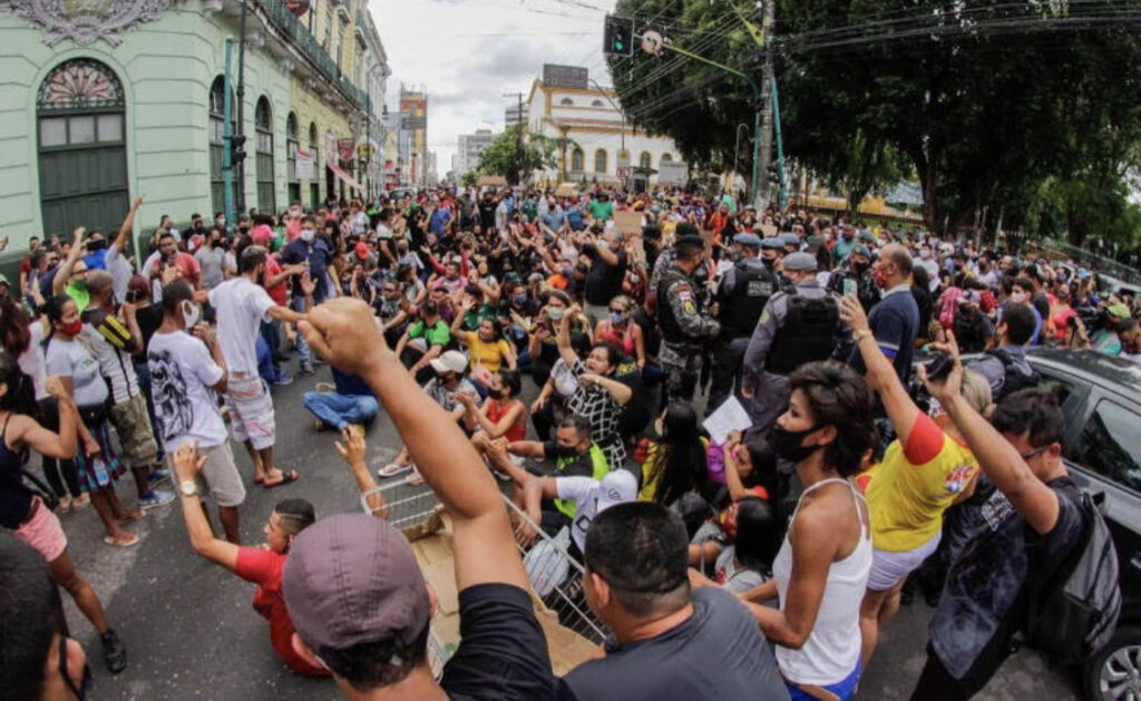 Manifestantes protestam contra novo fechamento do comércio em Manaus