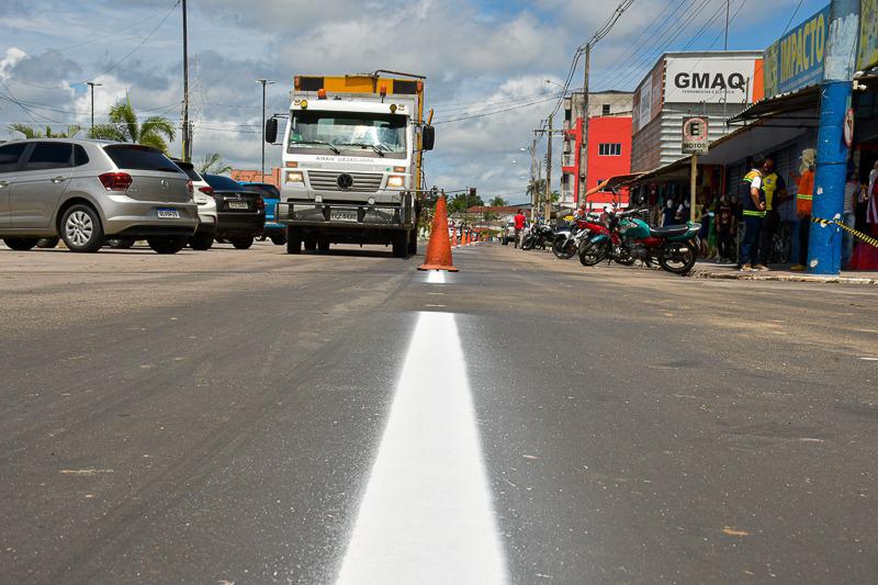 Semtrans e Detran realizam sinalização vertical e horizontal em Cruzeiro do Sul