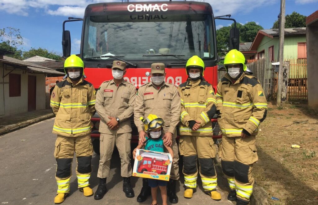 Menino que sonha em ser bombeiro ganha passeio na viatura em Cruzeiro do Sul