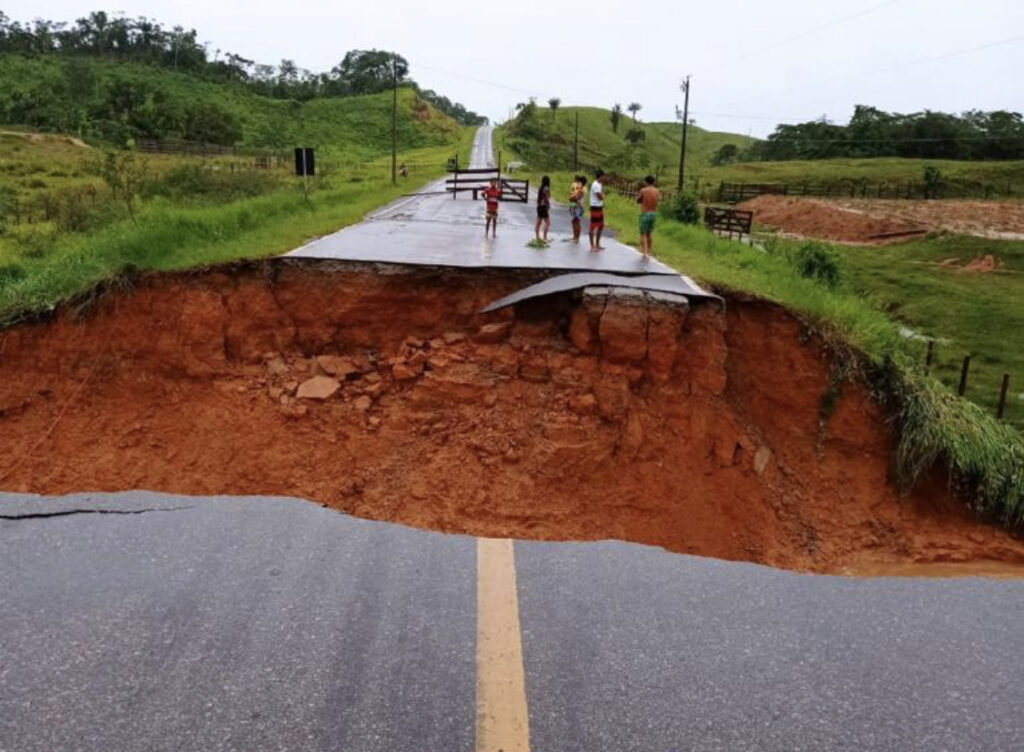 Fortes Chuvas: Cratera se abre na BR-364 e deixa Cruzeiro do Sul isolado